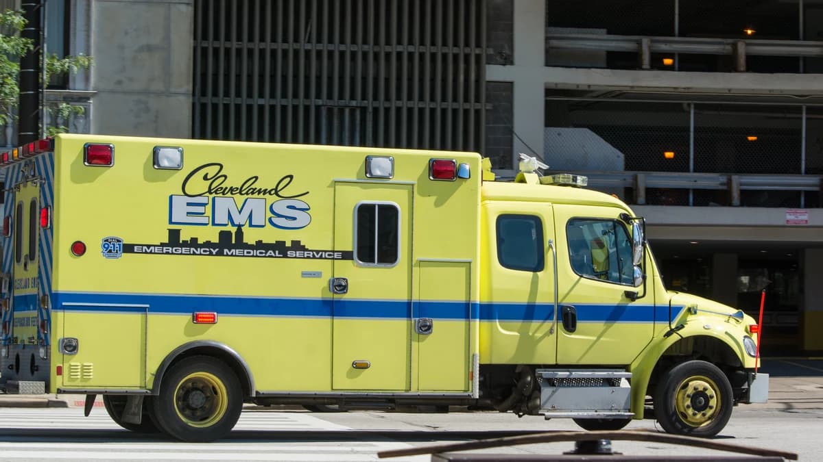Ambulância de serviço médico de emergência estacionada diante de um hospital