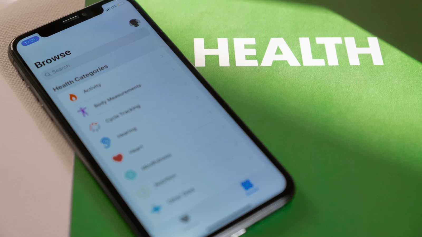 Smartphone aberto em uma interface genérica de saúde sobre uma superfície verde