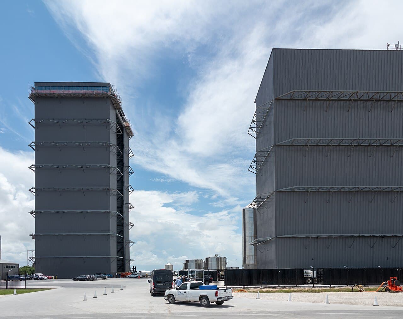 Prédios de integração da SpaceX na Starbase, no Texas, usados como fotografia relacionada de infraestrutura industrial