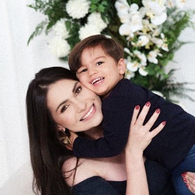 Foto de Raissa Marinho Costa Carneiro Maciel acompanhada por uma criança
