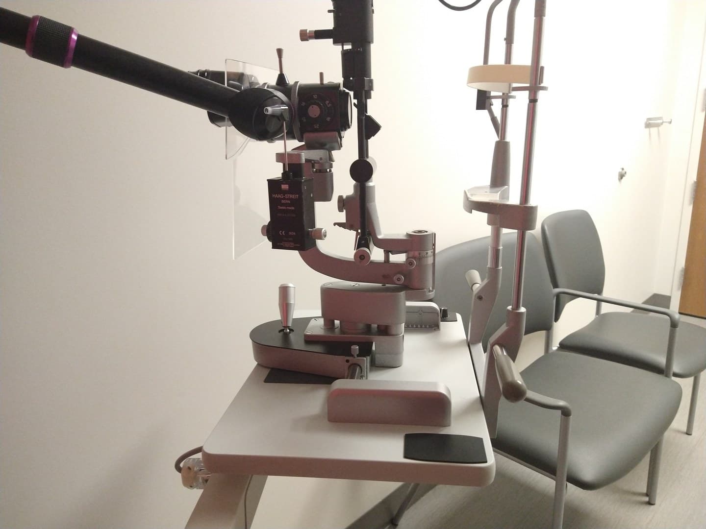 Lâmpada de fenda e cadeiras em uma sala de exame vazia da clínica de optometria da Ohio State University