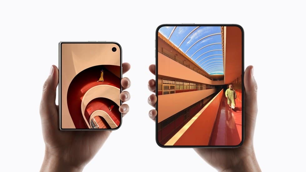 Imagem oficial da Apple: duas mãos seguram o iPhone Duo, fechado à esquerda e aberto à direita